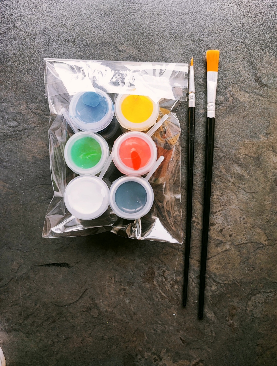 Acrylic paint set with brushes